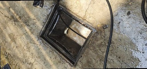 남동구 남촌동 하수구막힘 배수구 주변 상태와 물 빠짐을 확인하는 모습