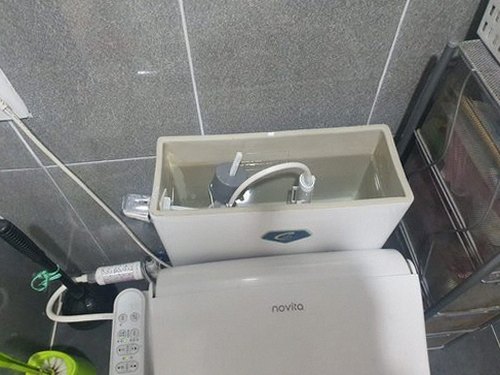 남동구 하수구막힘 점검 장비를 이용해 배관 상태를 확인하는 작업 장면
