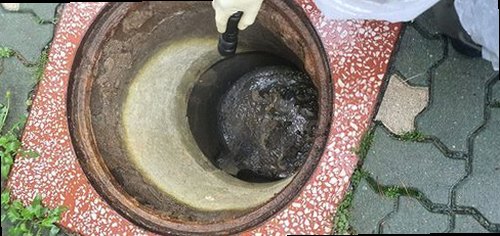 남동구 만수1동 하수구막힘 주방 배수구 주변과 싱크대 내부 상태를 확인하는 모습