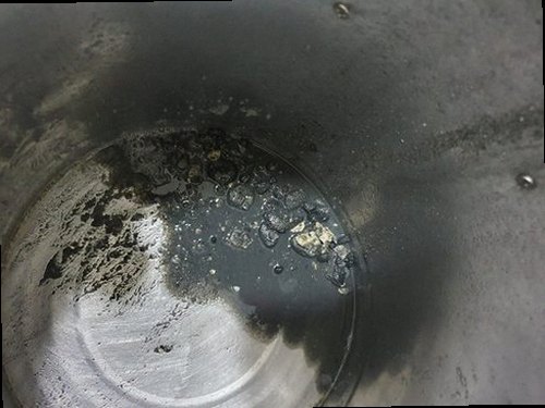 남동구 논현고잔동 하수구막힘 욕실 배수구 주변의 물 고임과 악취 발생 여부를 확인하는 모습